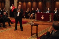 El poeta Joan Margarit llegint el pregó de la Mercè