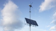 Detall dels panells solars i eòlic del radar de Biosca