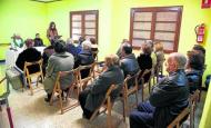 Els veïns de Biosca celebrant la missa en un antic bar