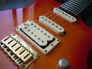 Detall de les pastilles d'una guitarra elèctrica actual