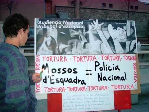 7 de Abril de 2003 Pancarta reivindicativa contra les tortures   Manresa -  Altres