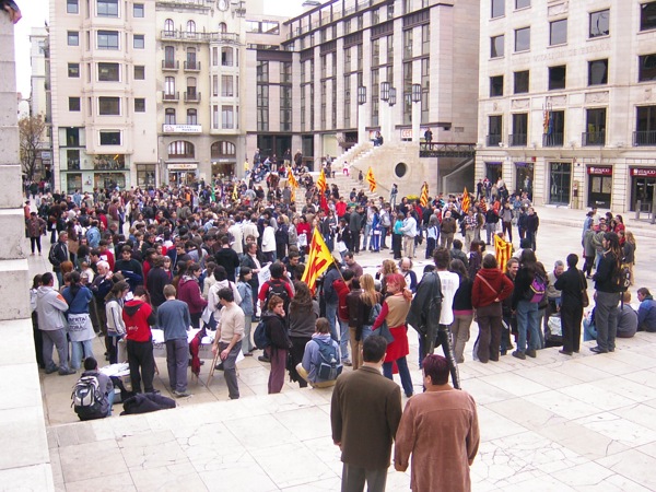 12 de Abril de 2003 Concentració a la plaça  Lleida -  Josep Ma. Sunyer