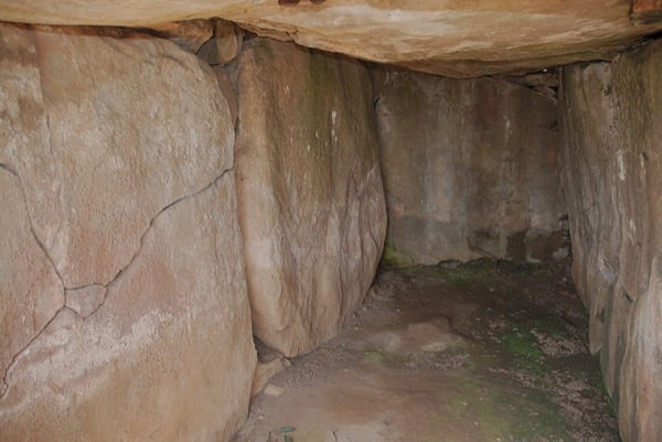 20 de Abril de 2010 Dòlmen de Llanera: pel solstici d'hivern la llum toca al mig de la pedra del fons i a les dues dels costats  Llanera - 