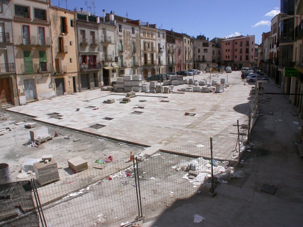 3 de Maig de 2010 Les obres d'enllosat gairebé finalitzades       Torà -  Ramon Sunyer