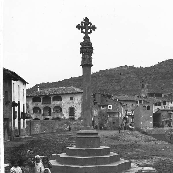 25 de Març de 1913 La plaça de la Creu amb la casa Torelló al fons (1913)  Torà -  Joan Roig i Font (Fons Salvany)