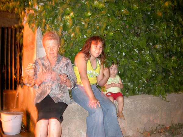 23 de Juny de 2004 Maria Balcells amn les nétes Irene i Sara, lluny dels petards  Torà -  Ramon Sunyer