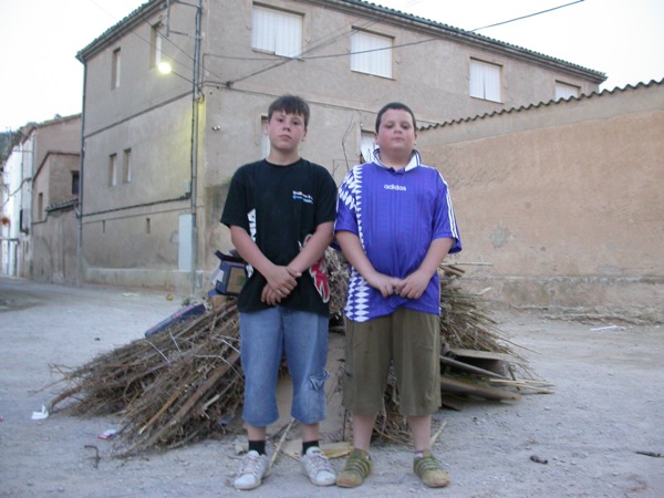 23 de Juny de 2007 Els vigilants del foc. La seva tasca principal, vetllar que no l'encenguin els de la competència  Torà -  Ramon Sunyer