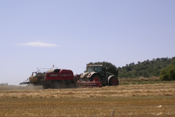 5.7.2010 Embaladora de palla  Torà -  Ramon Sunyer