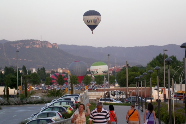 9.7.2010 El globus preparant-se per sortir del camp de vol  Igualada -  Ramon Sunyer