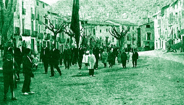 4.5.1917 Processó passant per la plaça del vall  Torà - 