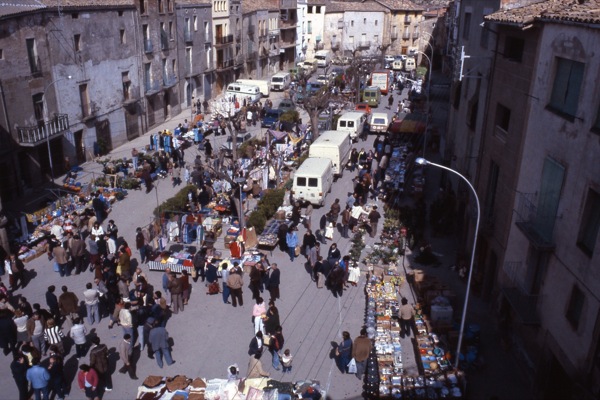 10.4.1983 Vista de la plaça en un mercat del divendres sant  Torà -  Ramon Sunyer