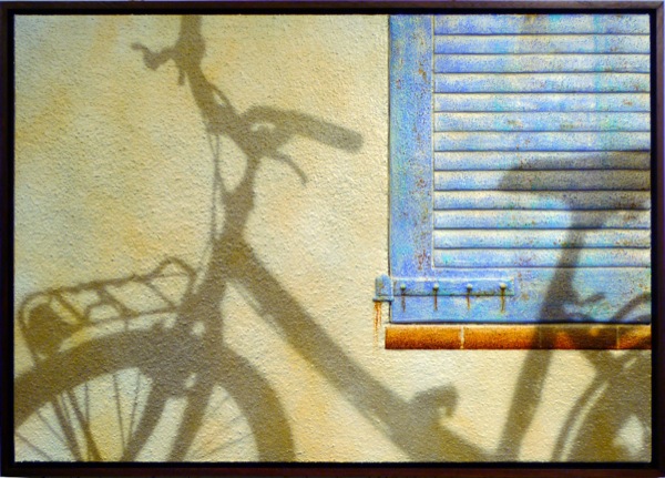 10 de Juliol de 2010 Summertime: cycle beside ochre shutter  - 