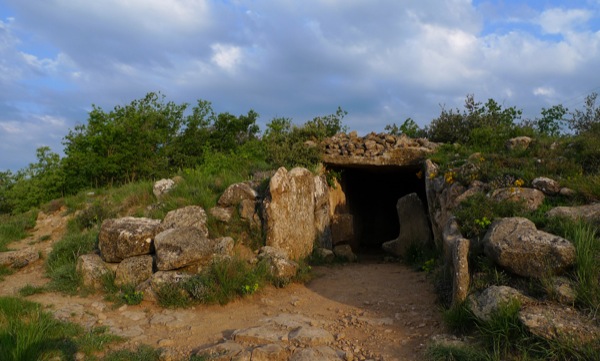 25.4.2010 Dolmen de llanera, darrerament senyalitzat en la zona com a dolmen de Llobera.
La menció €œDolmen de Llobera€ és un nom fals inventat pel municipi de Llobera, amb la intenció de fer creure a tothom que el dolmen es troba en aquest municipi, aprofitant que malgrat estar situat í­ntegrament al municipi de Torà (abans Llanera), està molt a prop de la lí­nia que divideix els dos termes municipals.  Llanera -  Xavier Sunyer