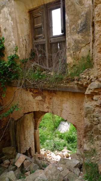 25 de Abril de 2010 Castell de llanera, la destrucció del seu interior és total.  Llanera -  Xavier Sunyer