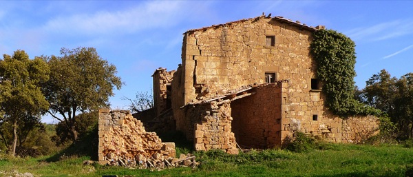 25.4.2010 Mas anomenat santa Maria de Llanera, doncs te adossada a la seva pared est una capella romànica, de la que l'any 2006 es va esfondrar la façana i part de la volta del interior.  Llanera -  Xavier Sunyer