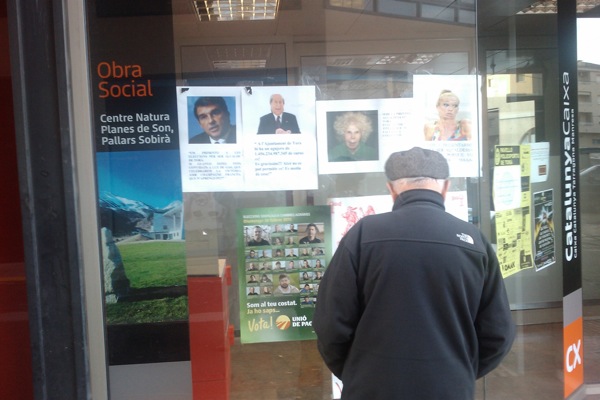 21 de Febrer de 2011 Un vilatà interessant-se pels cartells electorals  Torà - 