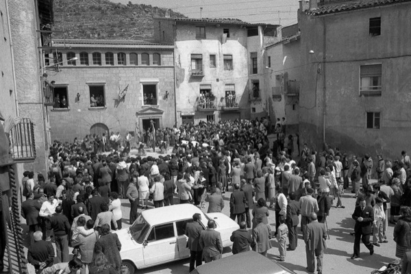 11 de Abril de 1984 Vista general de la plaça del Vall durant la cantada  Torà -  Ramon Sunyer