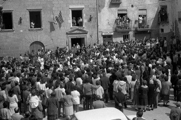 11.4.1984 Les caramelles apleguen un públic nombrós  Torà -  Ramon Sunyer