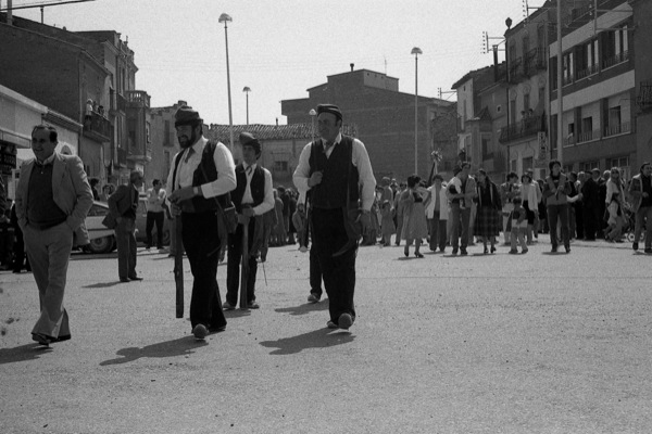 11 de Abril de 1984 Els trabucaires són els que van al capdavant anunciant a totes les masies que, rera d'ells, vénen els músics  Torà -  Ramon Sunyer