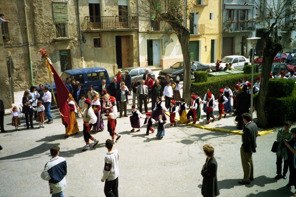 11 de Abril de 1999 Desfilant per la plaça del Vall  Torà -  Ramon Sunyer