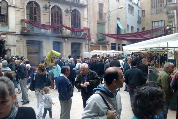 22.4.2011 vista de la plaça del pati  Torà -  Ramon Sunyer