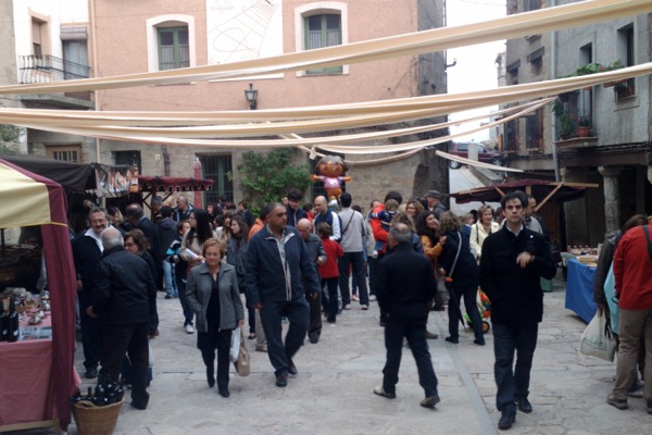 22.4.2011 enguany les parades també s'han instal·lat a la plaça de l'Església  Torà -  Ramon Sunyer