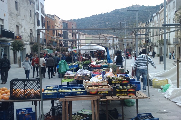 22 de Abril de 2011 A la nova plaça del Vall, s'ha restringit el nombre de parades  Torà -  Ramon Sunyer