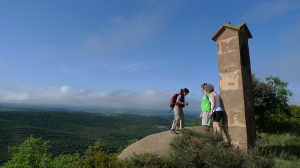 8 de Maig de 2011 La Petxa, on diu la llegenda que el cavall de Santiago, va fer un salt miraculós de turó a turó fugint dels sarraïns  Claret -  Xavier