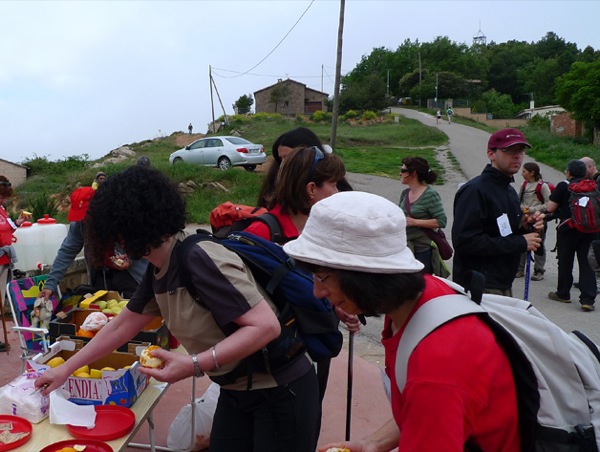 8.5.2011 Arribats a Pinós els caminats prenen una peça de fruita  Ardèvol -  Xavier