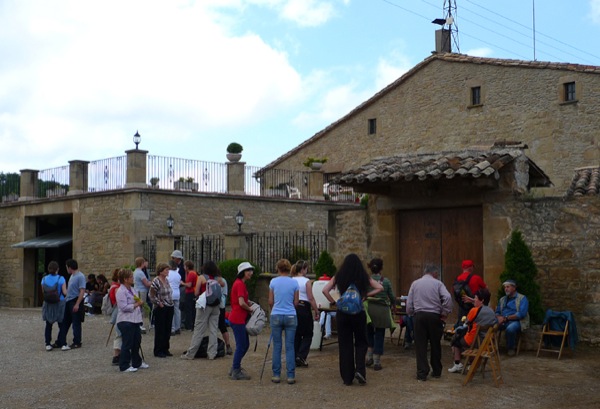 8.5.2011 El mas Oliva va acollir als caminants  Ardèvol -  Xavier