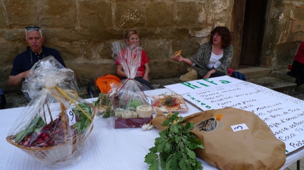 8 de Maig de 2011 Hi va haver afortunats caminants que en acabar tenien premi... Ens veiem l'any vinent.  -  Xavier