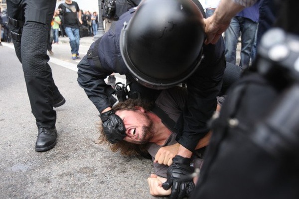 Brutalitat policial en el desallotjament