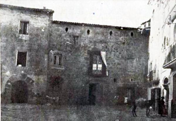 25.3.1912 Postal antiga de la plaça del Pati, a l'esquerra cal Torelló  Torà - 