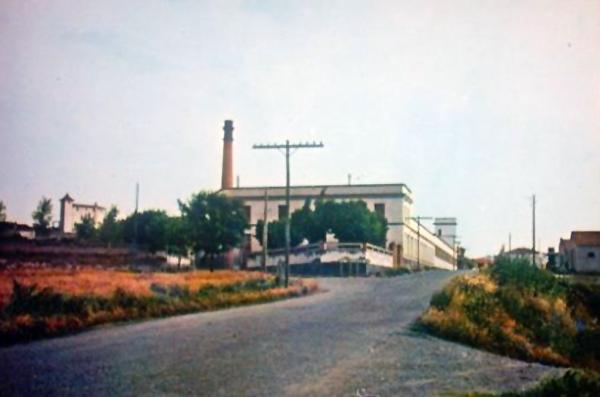 20.4.1970 Postal dels anys 70s, la fàbrica de teixits i al fons la farinera  Torà - 