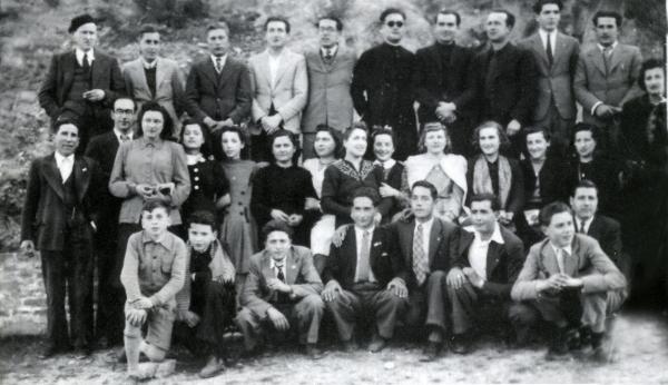 1.4.1943 Excursió a Olesa de MontserratDe dalt a baix i d'esquerra a dreta: Marcel·lí­ Marsol, Sebastià Coy, Josep Santasusagna, Josep Meix, Josep Parcerisas, Mn. Ramon Tribó, Isidre Argerich, Jaume Cases, Josep Bagà i Josep Farré.Segona fila: Ventura Coscollola, Isidre Sala, Maria Parcerisas, Rosa Ars, Ramona Parcerisas, Montserrat Oliva, Joana Brau, Engràcia Meix, Pepita Coscollola, Lola Brau, M.í€ngels Meix, M. Teresa Marsol, í€ngela Térmens i Pilar Castelló.Primera fila: Antoni Grau, Ramon Padullés, Llorenç Santasusagna, Ramon Garriga, Ramon Santesmases, Josep Ars, Albert Brau i Ramon Parramon  Torà -  LLobregós Informatiu