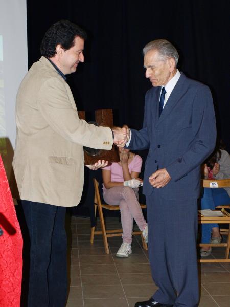 31.3.2012 El President de la Fundació Cases, Jordi Oliva, entrega el premi a Forcat  Torà -  Fòrum l'Espitllera