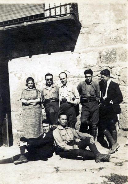 3.5.1923 Família posant devant de casa  Torà -  cedida per Joan Casanovas Estapé