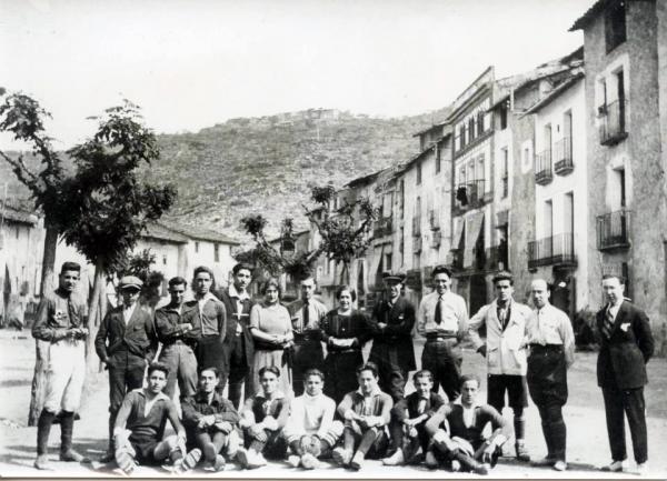 3 de Maig de 1923 Grup a la plaça del Vall  Torà -  cedida per Joan Casanovas Estapé