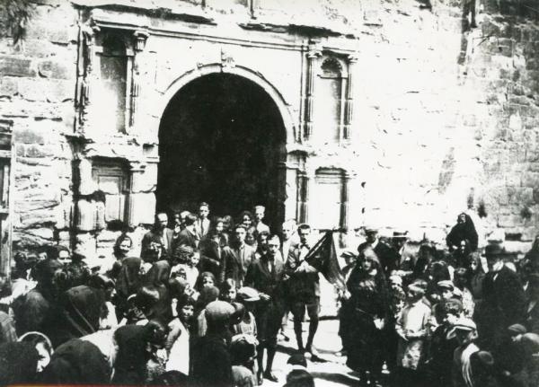 3.5.1923 Sortida de missa, segurament la diada del Roser  Torà -  cedida per Joan Casanovas Estapé