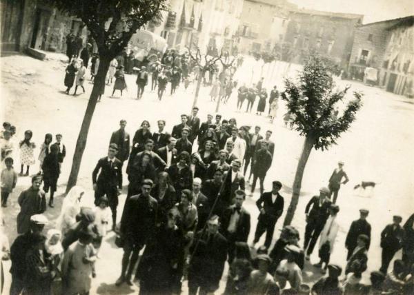 3.5.1923 Grup a la plaça del Vall segurament esperant la ballada de la dansa del Roser  Torà -  cedida per Joan Casanovas Estapé