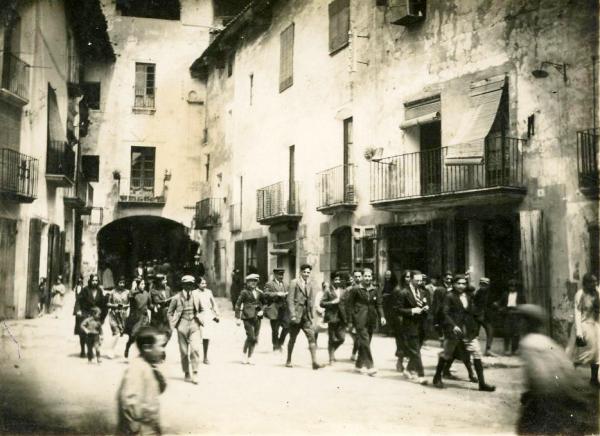 3.5.1923 La plaça del Pati, a la sortida de missa  Torà -  cedida per Joan Casanovas Estapé