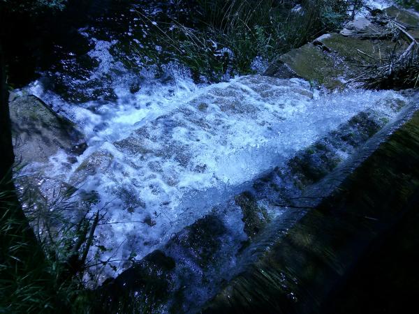 5 de Maig de 2013 L'aigua baixant per la resclosa  Torà -  Ramon Sunyer