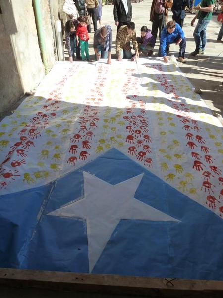 25.5.2013 Una estelada amb les mans de tots els assistents a l´acte  Torà - 