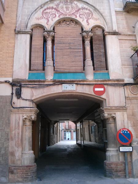 5 de Juny de 2013 Casa Trilla i portal de pas a la plaça del vall  Torà -  Ramon Sunyer