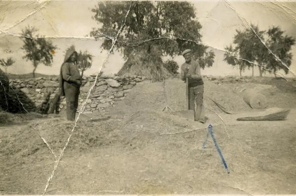 22.7.1944 Ramon Sunyer Ribera (fill) i Enric Sunyer Solé (pare) batent a l'era de les Torrovelles  Torà -  Miquel Sunyer