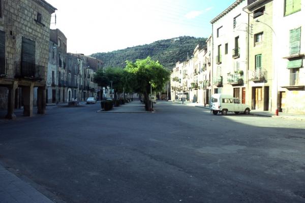 8.8.1982 Plaça del Vall, encara amb la casa porxada  Torà -  Ramon Sunyer