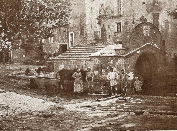 20 de Setembre de 2013 La font de la vila de Torà, any 1933  Torà -  Carmen Aparicio