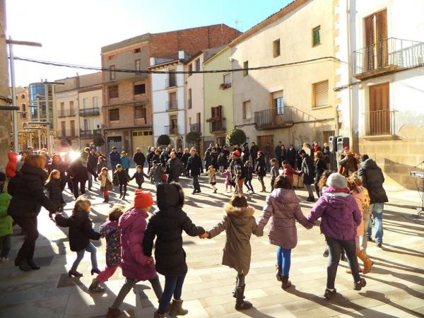 26 de Desembre de 2013 un centenar de nens van fer  “cagar” el tió  Torà -  CC Segarra