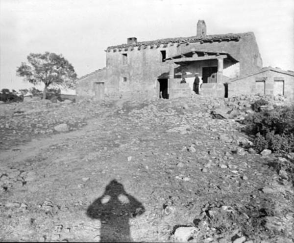 19 de Setembre de 1912 L'església de Santa Maria de Vallferosa amb algunes persones al porxo  Vallferosa -  Cèsar August Torras