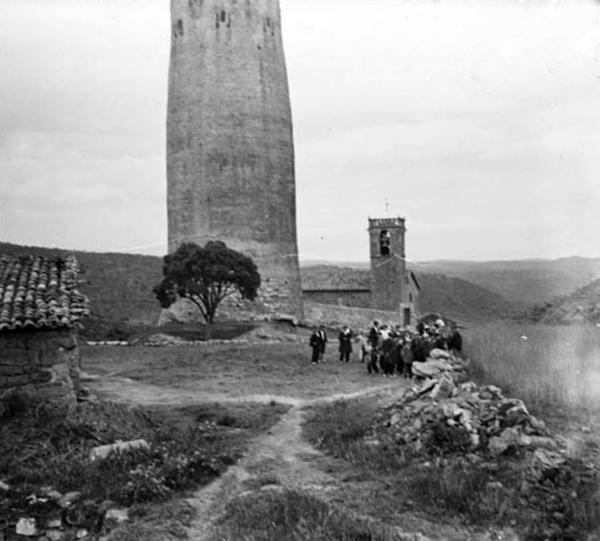 19 de Setembre de 1912 Grup de gent al peu de la torre de Vallferosa i al fons l'església de Santa Maria  Vallferosa -  Cèsar August Torras